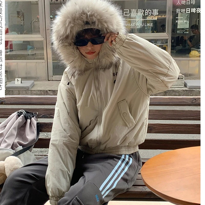 アメリカのレトロな毛襟と帽子の綿服女性の冬のデザイン感が増して保温パーカー服の綿服のコートが厚くなった