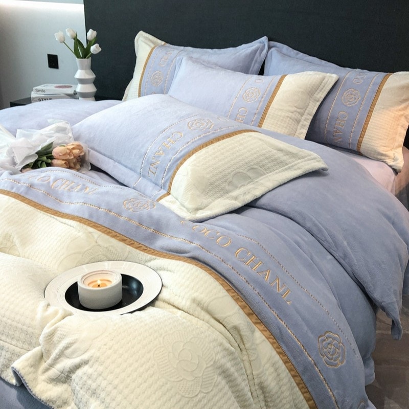 ミルクベルベット4点セット厚く彫刻されたベルベットキルトカバー暖かいコーラルベルベットキルト刺繍厚くて暖かい