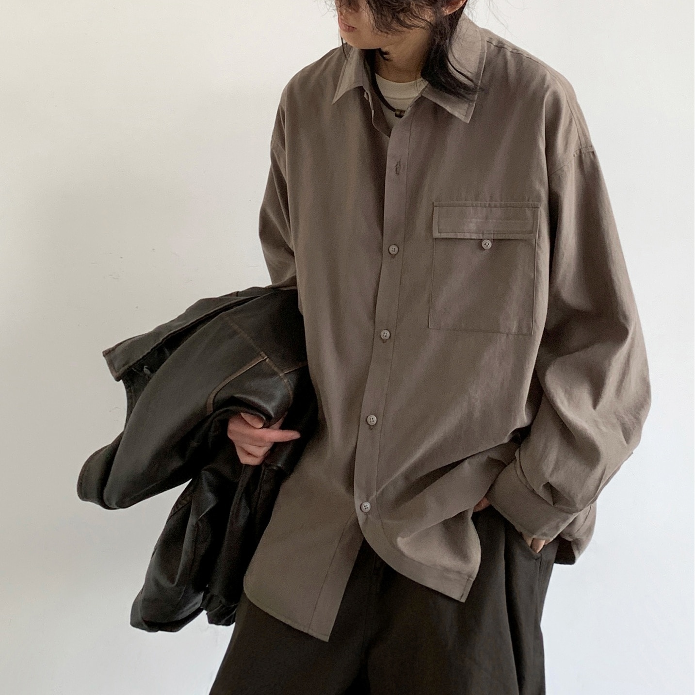 トップス シャツ ミディアム丈 長袖 角襟 前開き ボタン 胸ポケット かわいい 大人可愛い きれいめ シンプル 上品 おしゃれ かっこいい レトロ きちんと こなれ感 個性的 主役級 存在感