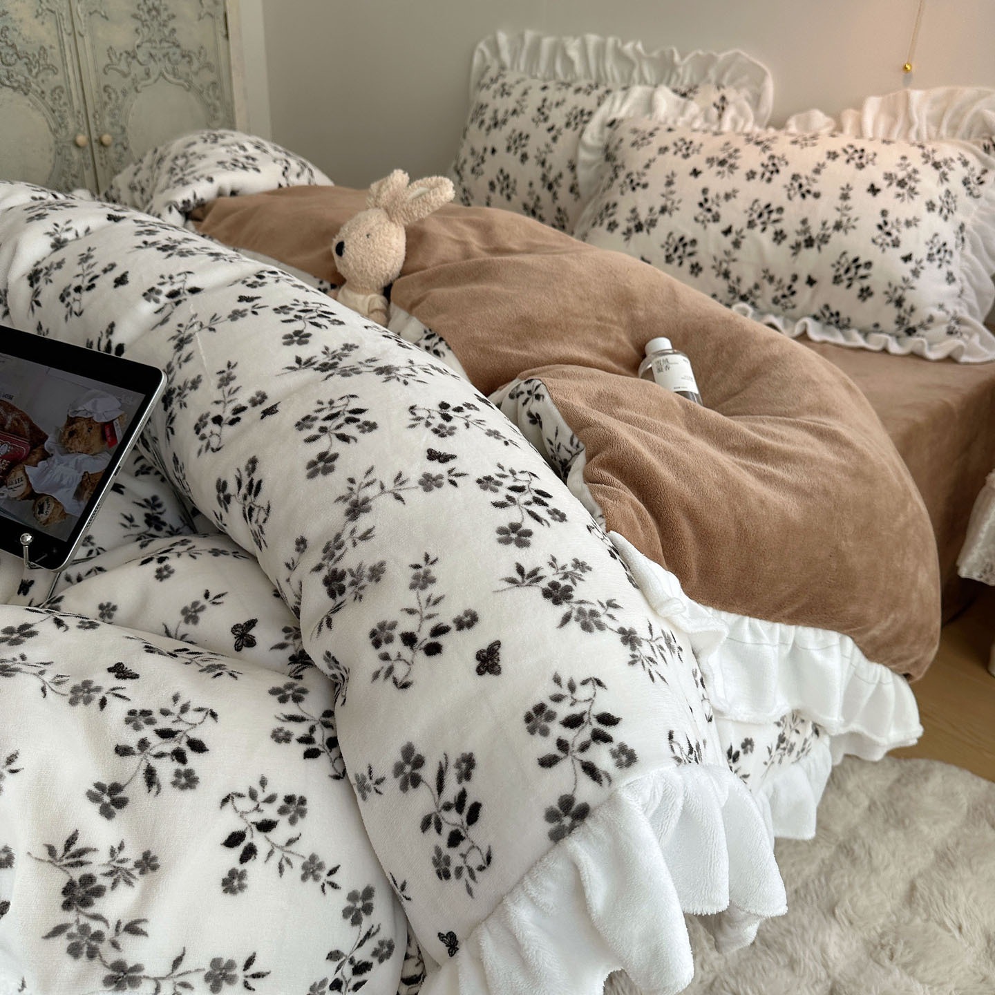 新しい A グレードのフランス製レース ミルク フリース 寝具 4 点セットインスタイル小花柄冬用の厚手の暖かいコーラル フリース 寝具 3 点セット