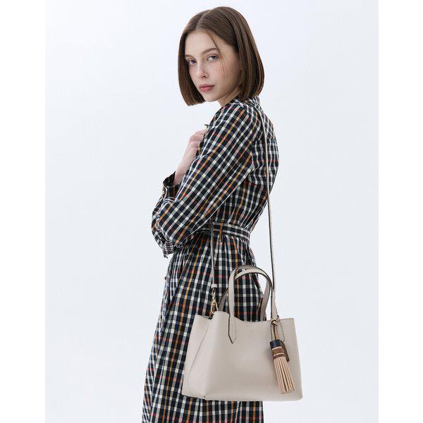 [25SS] [定番商品] アイボリー陰刻ロゴ 牛革トートバッグ WCBA5E368IV
