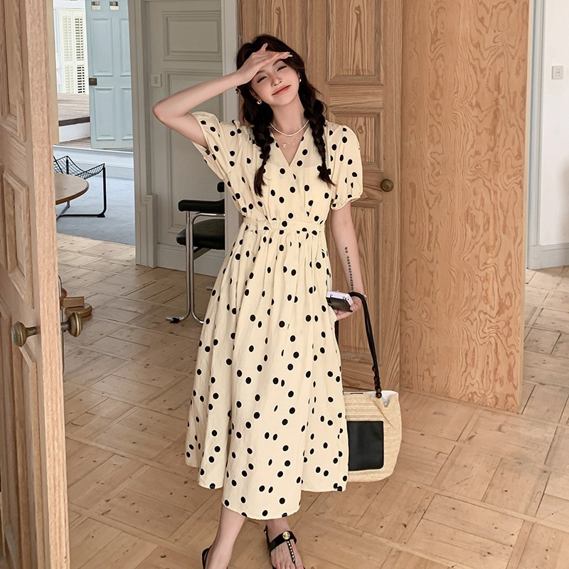 実際のフランスの水玉模様のVネックドレス2024新しいファッショナブルな光成熟した風バブルスリーブ気質薄い茶休憩ドレス