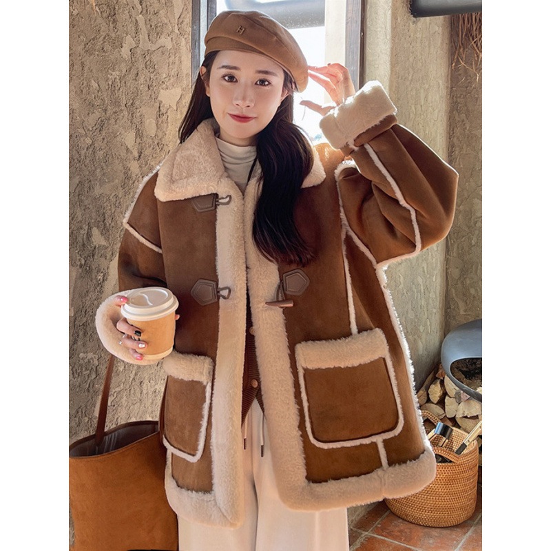 スエードホーンボタンラムウールジャケット女性の冬 2025 新しいファーワンピースぬいぐるみ厚みのあるぬいぐるみコート
