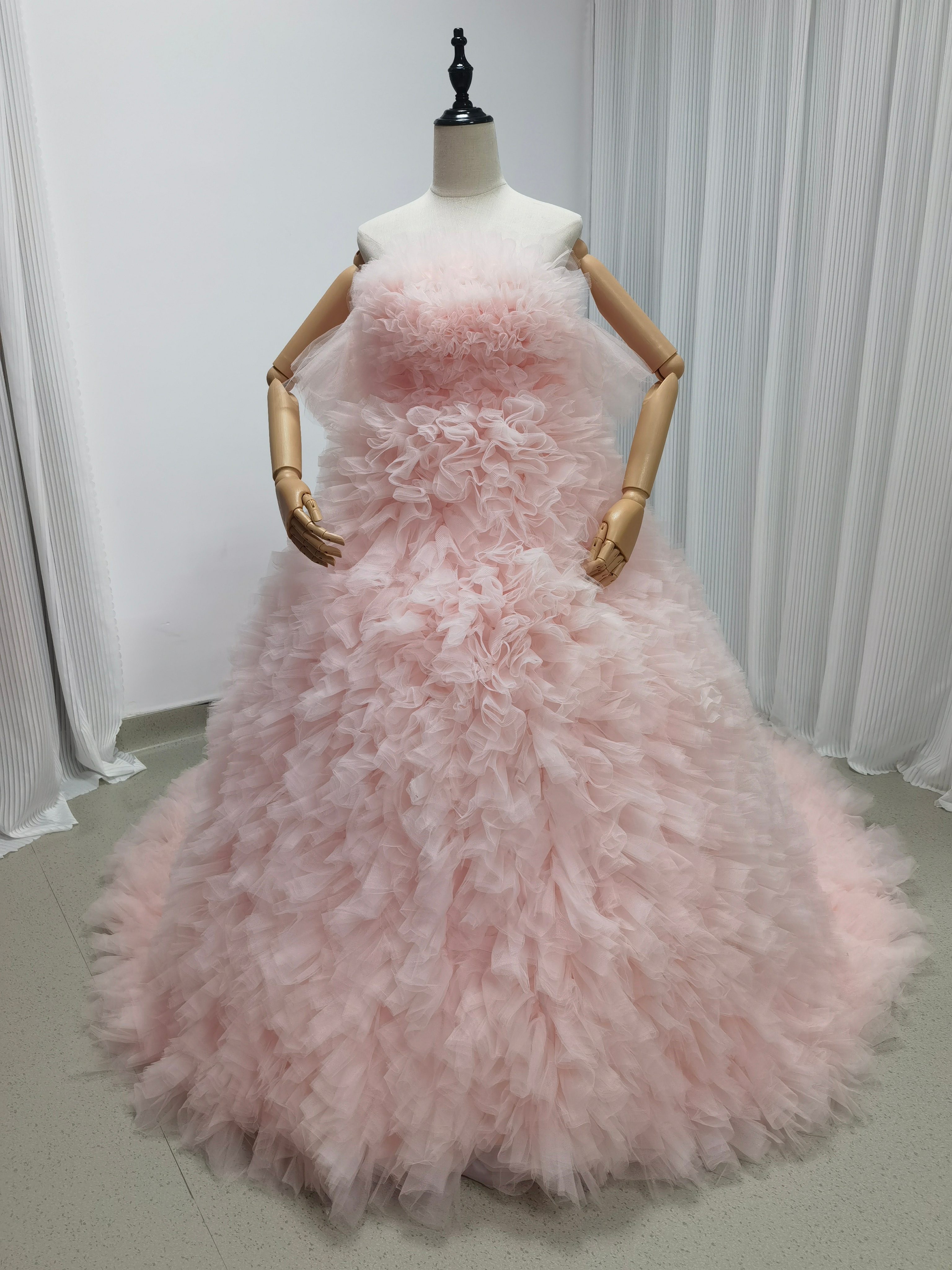 カラードレス 薄ピンク ベアトップ バックレス プリンセスライン 柔らかく重ねたチュールスカート 花嫁 華やかなトレーン もこもこドレス