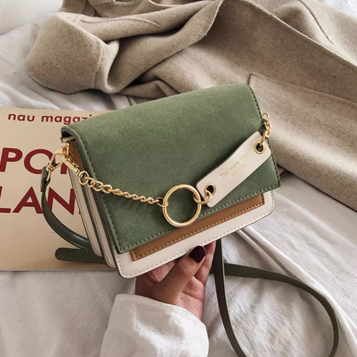 バッグ カバン レディース ショルダー 斜めがけ 肩がけ ミニバッグ コンパクト 軽量 スクエア チェーン 合成皮革 かわいい 大人可愛い シンプル カジュアル 上品 お洒落 レトロ こなれ感 ラフ